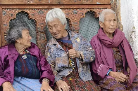 Papotages entre mamies dans la vallée de Haa - Bhoutan - 