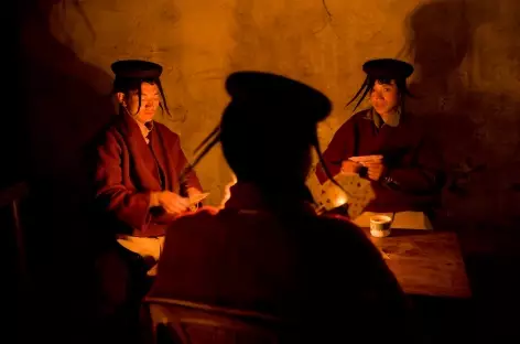 Jeu de cartes dans un bar chez les Brokpas - Bhoutan