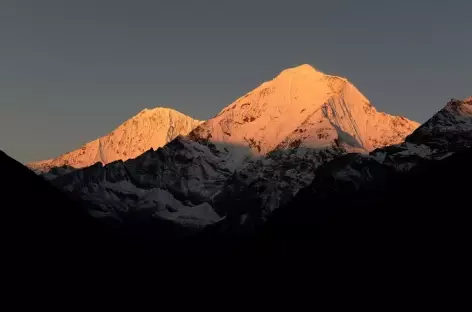 Lever de soleil sur les massifs depuis Chebisa - Bhoutan