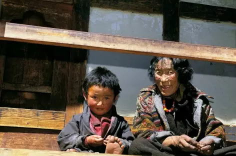 Deux générations à Choezo dzong - Bhoutan