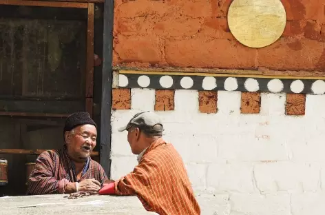 Discussion à Jampay Lhakhang