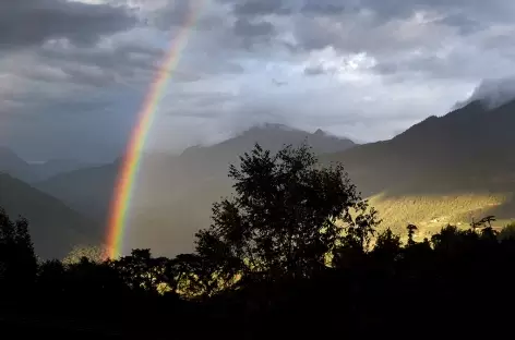 Arc-en-ciel le long de la route - Bhoutan - 