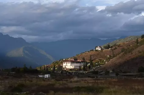 Vallée de Paro avec le dzong - Bhoutan