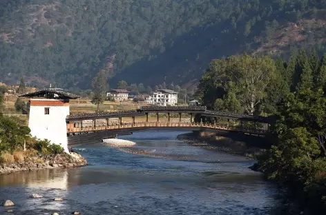 Punakha - Pont de bois pour entrer au dzong - Bhoutan - 