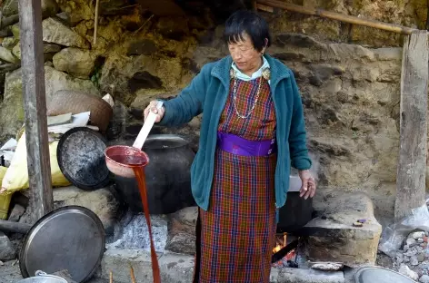 Trashigang - Teinture des textiles traditionnels 