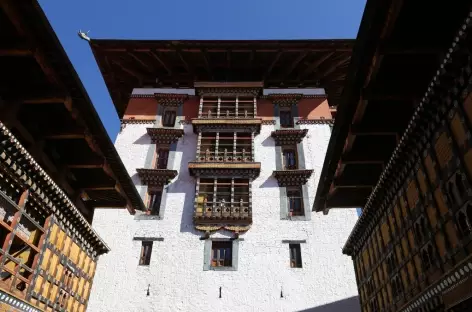 L'une des cours du Dzong Paro