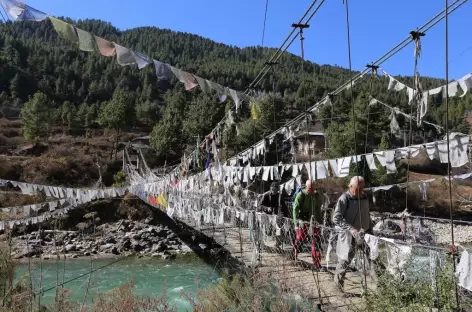 Pont suspendu pour arriver au monastère de Tamshing