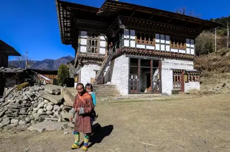Un villageois devant Ngang Lhakhang
