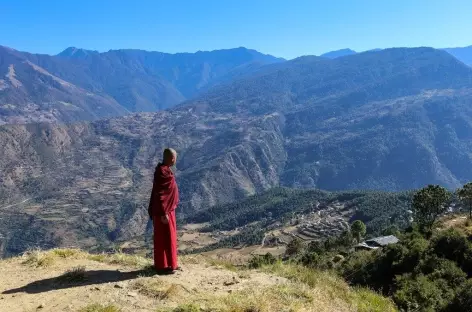Arrivée à Takila, un moine médite devant l'infini