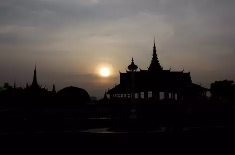 Phnom Penh, coucher de soleil sur le palais royal - Cambodge