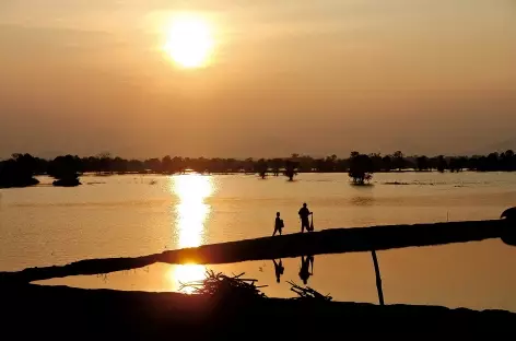 Coucher de soleil sur la rivière Tonle Sap - Cambodge