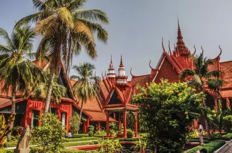 Phnom Penh, dans la cour du Musée National - Cambodge
