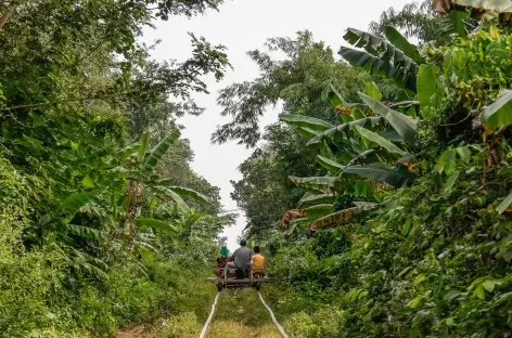 Balade sur un train de bambous - Cambodge