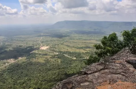 Vue sur les plaines thaïlandaises depuis la falise de Dangrek - Cambodge - 