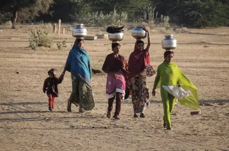 Femmes revenant du puit  - Rajasthan, Inde