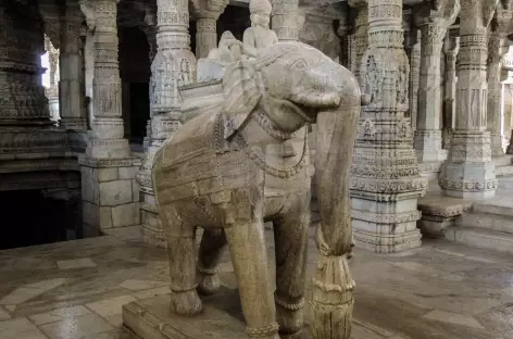 Détail à l'intérieur du temple d’Adinath, Rajasthan