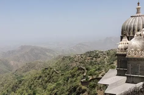 Vue sur la plaine rajpoute depuis Khumbalgarh, Rajasthan, Inde