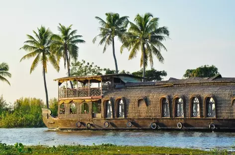 Navigation paisible sur les backwaters du Kerala, Inde du Sud - 