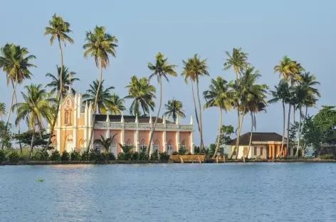 Eglise de village sur les bords des backwater, Inde du Sud