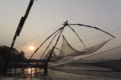 Coucher de soleil sur les filets de pêche à Cochin, Kerala, Inde du Sud