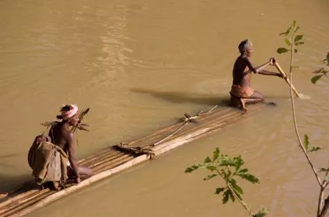 Passeur sur la rivière - Orissa, Inde