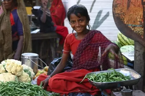 Filette au marché, Gujarat