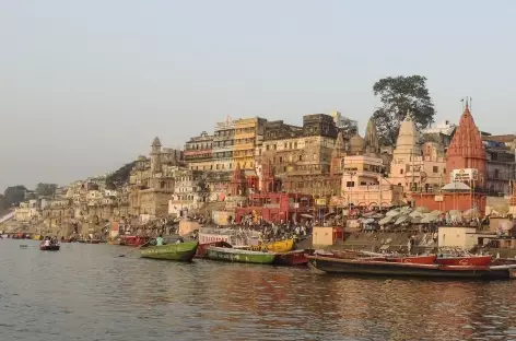 Sur le Gange au lever du soleil, Varanasi, Uttar Pradesh - Inde - 