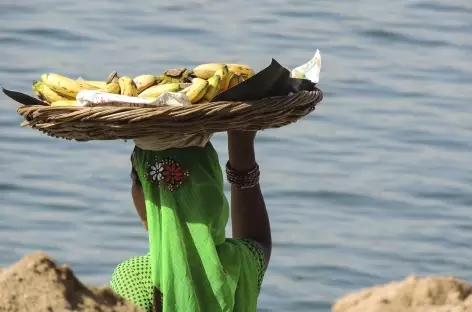 Vendeuse de Bananes sur les Ghats, Madhya Pradesh - Inde - 