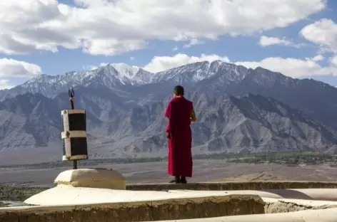 Moine en admiration de la vallée de l'Indus, Ladakh - Inde