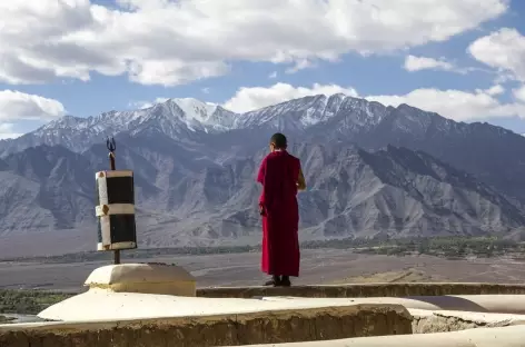 Moine en admiration de la vallée de l'Indus, Ladakh - Inde - 