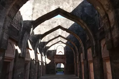 Hindola Mahal, Mandu