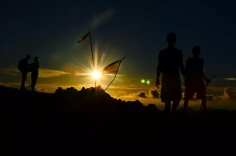 Lever de soleil au sommet du volcan Gunung Api (640 m), Banda - Indonésie