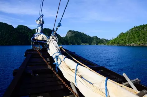 Navigation vers l’île de Kri, Raja Ampat - Indonésie