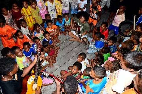 Chants et danses avec les enfants, au village de Yensawai, île de Batanta - Indonésie
