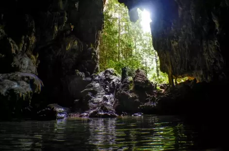 Grotte sous marine, Archipel de Talmulol, Raja Ampat - Indonésie