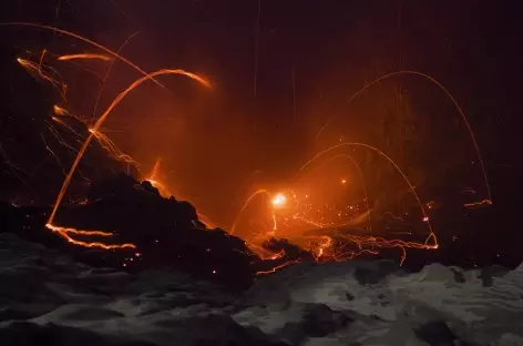 Observation nocturne du volcan Ibu, Moluques - Indonésie