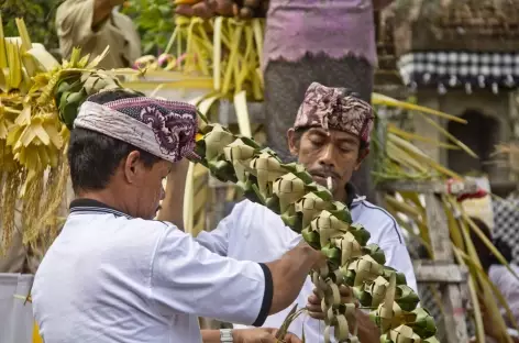 Préparation de fêtes religieuses balinaises - Indonésie