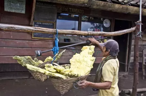 Porteur de soufres au Kawah Ijen, Java - Indonésie