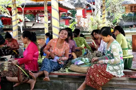 Préparation des offrandes, Bali - Indonésie - 