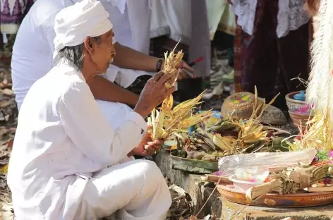 Prière dans un temple balinais, Sulawesi - Indonésie