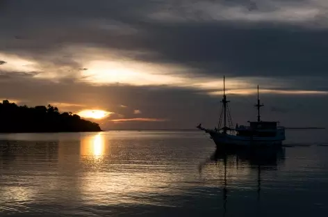 Coucher de soleil dans l'archipel de Komodo - Indonésie