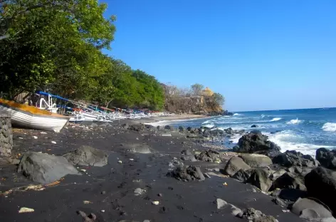 Plages de sable noir à Amed, Bali - Indonésie