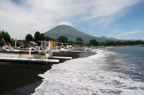 Plages de sable noir à Amed, Bali - Indonésie