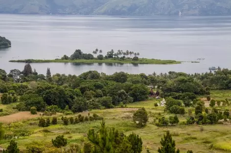 Marche sur les collines de Samosir, vue plongeante sur le lac Toba, Sumatra - Indonésie