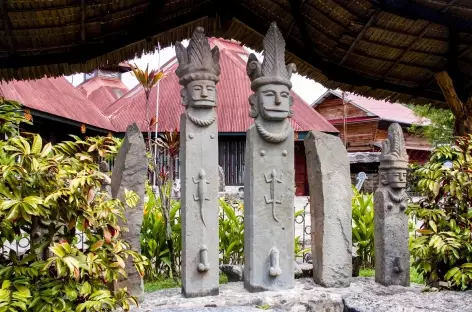 Statues sur l'île de Nias, Sumatra - Indonésie
