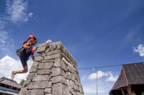 Le traditionnel saut de pierre, île de Nias, Sumatra - Indonésie