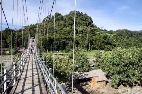 Pont suspendu au-dessus de la rivière Bohorok vers Bukit Lawang, Sumatra - Indonésie