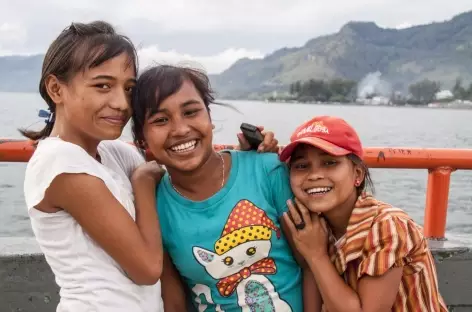 Lors de la traversée en ferry sure le lac Toba, Sumatra - Indonésie