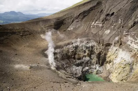 Cratère actif du volcan Lokon (1580 m), Sulawesi - Indonésie