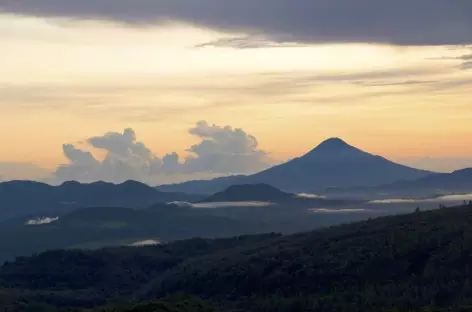 Lever de soleil depuis le volcan Soputan 1 (1805 m), Sulawesi - Indonésie